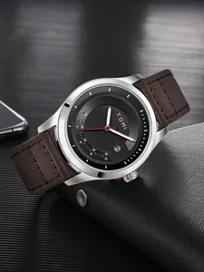 Detail der minimalistischen TOMI Modeuhr mit schwarzem Zifferblatt und Lederarmband