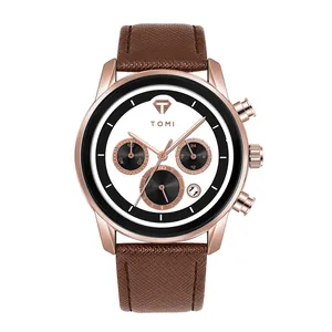 Gros plan de la montre à quartz pour hommes TOMI avec boîtier or rose et bracelet en cuir brun.