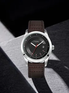 Detailaufnahme der modischen TOMI-Uhr mit dunkelbraunem Lederarmband und schwarzem Zifferblatt
