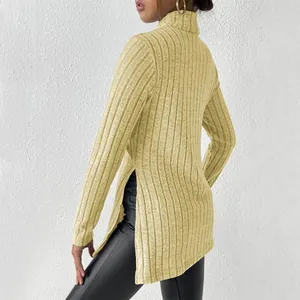 Gros plan d'un pull jaune moutarde à col montant en maille côtelée avec fentes latérales.