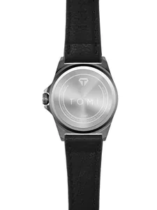 Detail van de roestvrijstalen achterkant van het TOMI herenhorloge met zwarte leren band