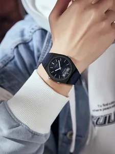 Gros plan d'une montre de sport TOMI pour homme avec bracelet bleu sur le poignet