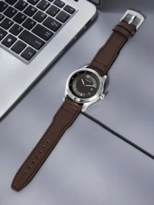 Detailaufnahme der TOMI Modeuhr mit braunem Lederarmband und schwarzem Zifferblatt