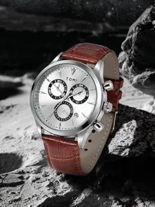 Gros plan de la montre à quartz TOMI pour homme avec bracelet en cuir brun sur fond lunaire