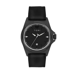 Detailopname van het TOMI heren quartzhorloge met zwarte lederen band en datum.