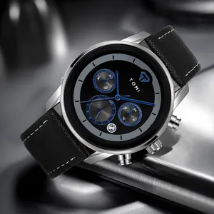 Montre à quartz TOMI pour homme avec cadran noir et bracelet en cuir sur surface métallique
