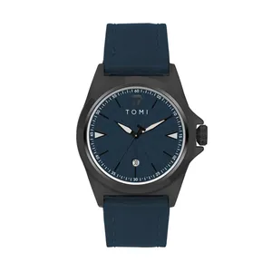 Gedetailleerd zicht op TOMI heren quartz horloge met blauwe wijzerplaat en leren band