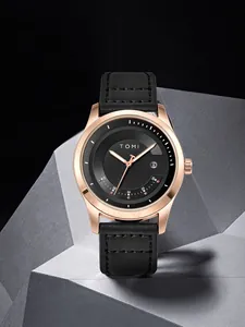 Detailansicht der TOMI Roségold-Uhr mit schwarzem Lederarmband und Datumsanzeige