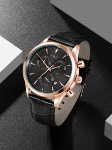 Détail rapproché d'une montre élégante pour homme avec lunette en or rose et cuir noir
