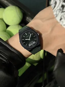Gros plan sur la montre de sport TOMI pour hommes avec cadran vert et bracelet vert