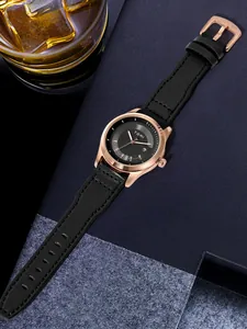 Detailansicht der TOMI-Uhr mit schwarzem Lederarmband und roségoldenem Gehäuse
