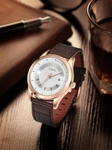 Nahaufnahme der minimalistischen TOMI Roségold-Uhr mit elegantem dunkelbraunem Lederband