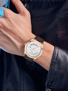 Detailansicht der TOMI Herrenuhr mit Roségold-Gehäuse und braunem Lederarmband
