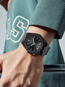Gros plan sur la montre de sport TOMI pour hommes avec cadran à grille noire et affichage duo