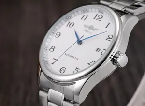 Detailansicht der automatischen mechanischen Uhr mit weißem Zifferblatt und blauen Zeigern