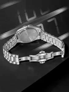 Détail en gros plan du bracelet de montre classique en acier avec boucle papillon