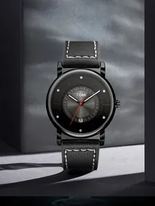 Vista dettagliata dell'orologio TOMI minimalista in pelle nera con quadrante datario
