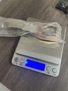 Mesure du poids d'une montre tourbillon squelette tonneau sur une balance digitale