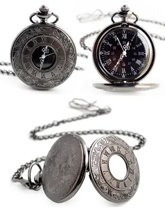 Detailansicht der Vintage-Taschenuhr mit römischen Ziffern und antiker Oberfläche