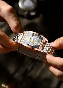 Détail de la montre squelette tonneau avec bracelet bicolore or rose