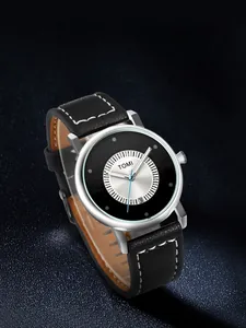 Vista dettagliata del quadrante dell'orologio TOMI con datario e cinturino