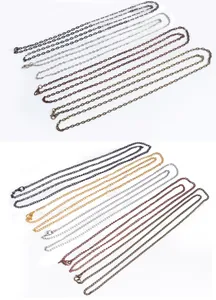 Detailaufnahme von Vintage-Halsketten in verschiedenen Metallic-Farben mit Karabinerverschluss