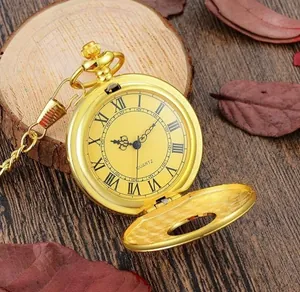 Klassische goldene Taschenuhr mit römischen Ziffern auf rustikalem Holzgrund präsentiert
