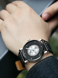 Vista dettagliata di un orologio di moda minimalista TOMI con cinturino in pelle nera al polso