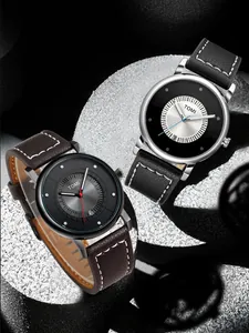 Primo piano degli orologi TOMI minimalisti con cinturini in pelle su sfondo di pietra ruvida