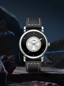 Vista dettagliata dell'orologio TOMI minimalista con cinturino in pelle nera e data