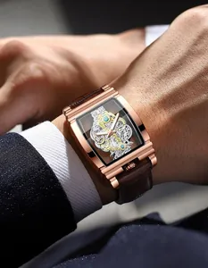 Détail d'une montre tonneau squelette de luxe avec boîtier or rose et bracelet cuir