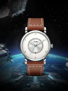 Orologio minimalista TOMI con cinturino in pelle marrone e data su sfondo spaziale cosmico