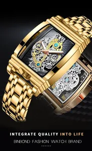 Gros plan d'une montre mécanique tonneau dorée pour homme avec engrenages visibles