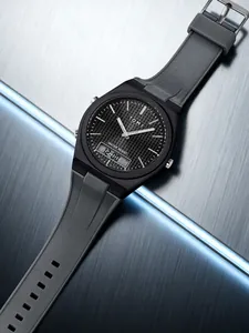 Gros plan de la montre de sport TOMI pour hommes avec affichage double et bracelet gris.