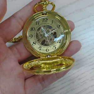 Vue détaillée d'une montre de poche mécanique dorée avec cadran squelette vintage.