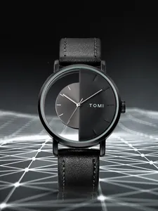 Detailansicht der schwarzen TOMI-Uhr mit einzigartigem halboffenem Skelett-Zifferblatt