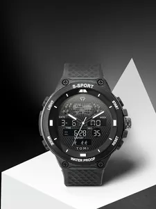 Gros plan de la montre de sport TOMI à double affichage avec bracelet texturé noir