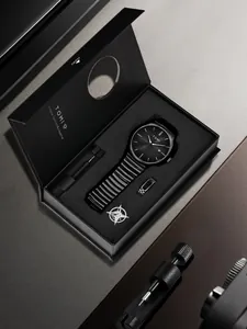 Gros plan du coffret cadeau montre à quartz TOMI pour hommes avec bracelet en métal