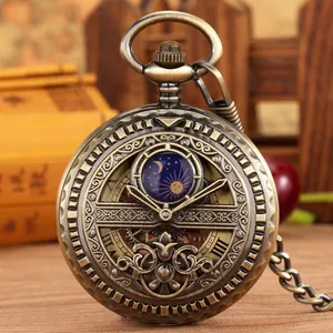 Vue détaillée d'une montre à gousset mécanique vintage en bronze avec motif céleste.