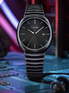 Gros plan détaillé d'une montre à quartz TOMI noire pour homme avec cadran texturé et dateur
