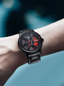 Primo piano di un orologio al quarzo da uomo con mozzo ruota auto rotante al polso, nero