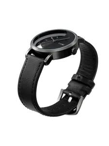 Detailansicht der minimalistischen TOMI-Uhr in Schwarz mit Hohl-Design und Lederarmband