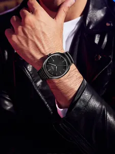 Gros plan détaillé de la montre à quartz noire TOMI pour homme avec bracelet en métal