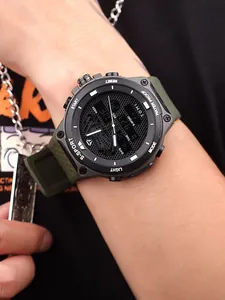 Vue détaillée de la montre de sport TOMI pour homme à double affichage avec bracelet vert
