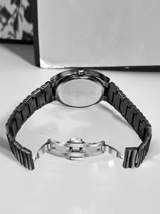 Vue détaillée du boîtier arrière et de la boucle en acier de la montre TOMI homme