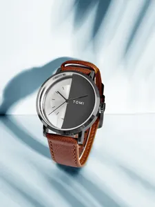 Detailansicht der minimalistischen Unisex-Uhr von TOMI mit schwarz-weißem Zifferblatt und Leder