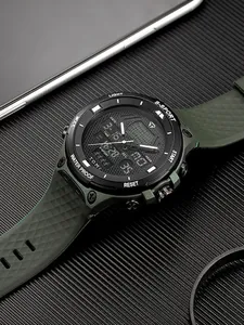 Gros plan sur la montre de sport TOMI à double affichage avec bracelet en silicone vert.