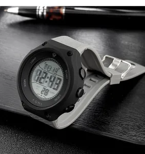 Gros plan sur la montre de sport numérique TOMI avec boîtier noir et bracelet gris