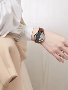 Detailansicht der TOMI Quarzuhr mit einzigartigem Hohlzifferblatt und braunem Lederarmband