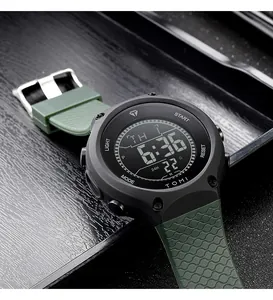 Gros plan d'une montre de sport numérique robuste avec bracelet vert et écran LCD clair